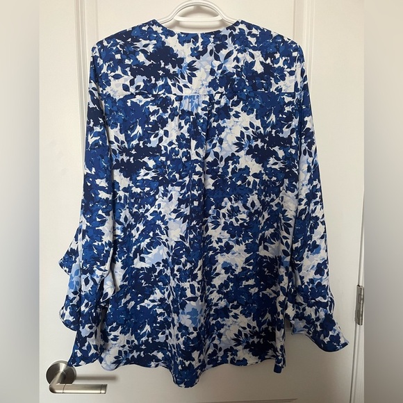 Vince Camuto Womens V-Neck Floral Print Flutter Sleeve Blouse Shirt Medium NWT - Picture 5 of 7